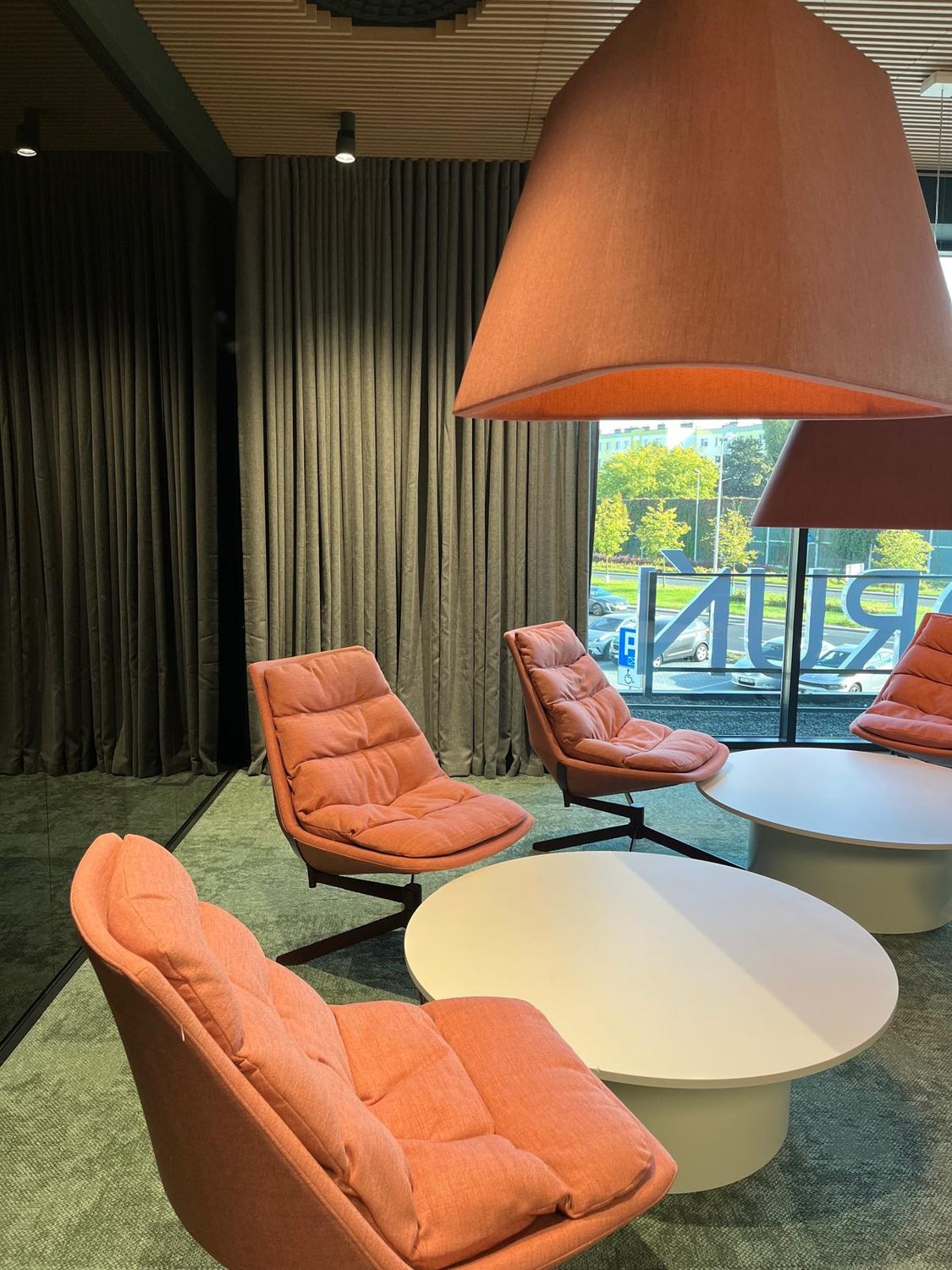 Strefa dzienna z dekoracjami okiennymi Astron Design