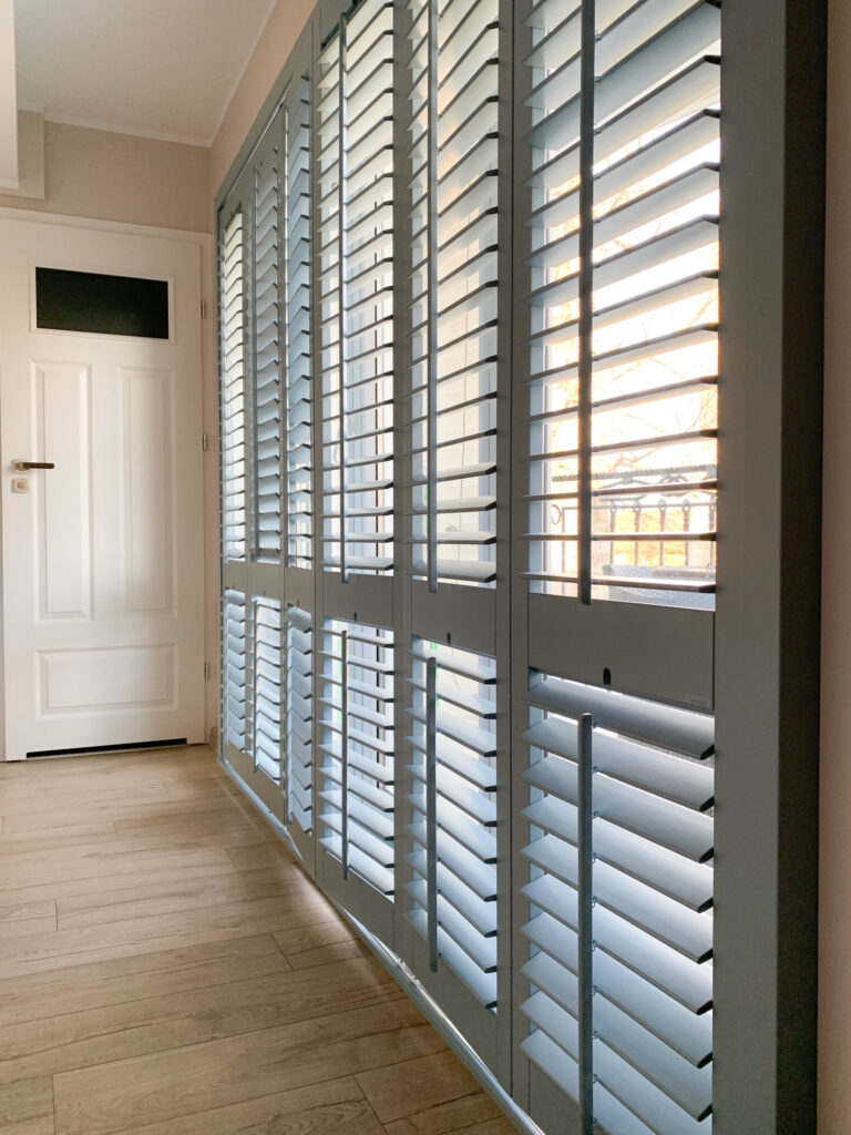 Shutters drewniane w nowoczesnym salonie Toruń