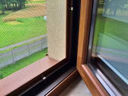 Moskitiera ramkowa na oknie uchylnym – praktyczna osłona przed owadami, montowana na ramie, zapewniająca swobodny przepływ powietrza