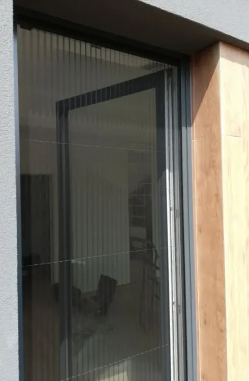 Moskitiera rolowana na drzwiach balkonowych – nowoczesna ochrona przed owadami, zwijana w kasecie, wygodna w codziennym użytkowaniu.